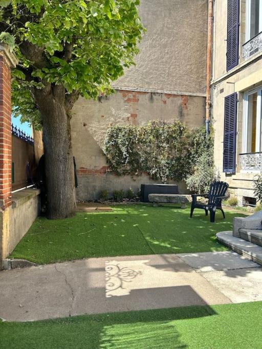 Tres Grand Appartement Ancien Avec Petit Jardin Nevers Exteriér fotografie